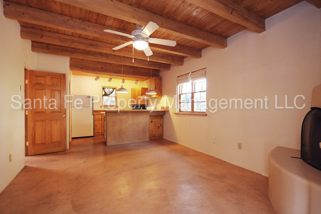 Building Photo - Immaculate Casita located Near Downtown