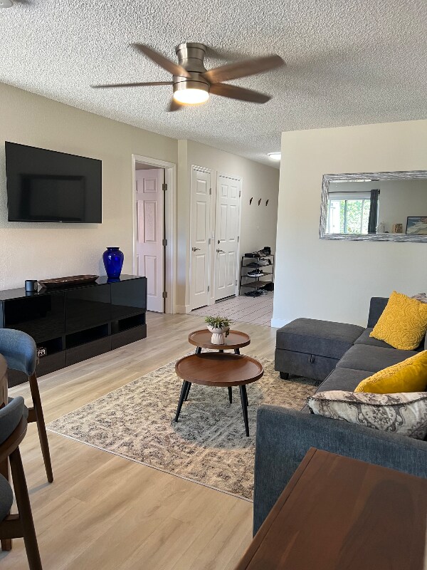 Foto del edificio - 2105 Corte Primavera