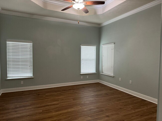 Building Photo - 3/2 (Garison Way) This stunning split floo...