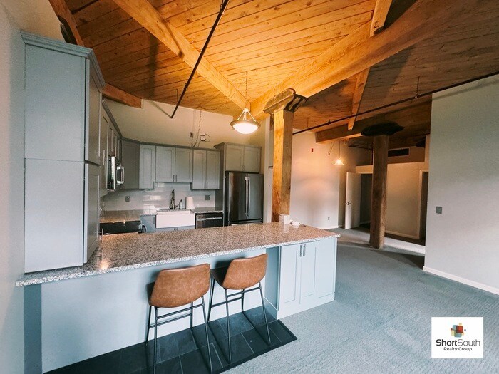 Primary Photo - Large 1 Bed 1 Bath Boardwalk Customized Co...