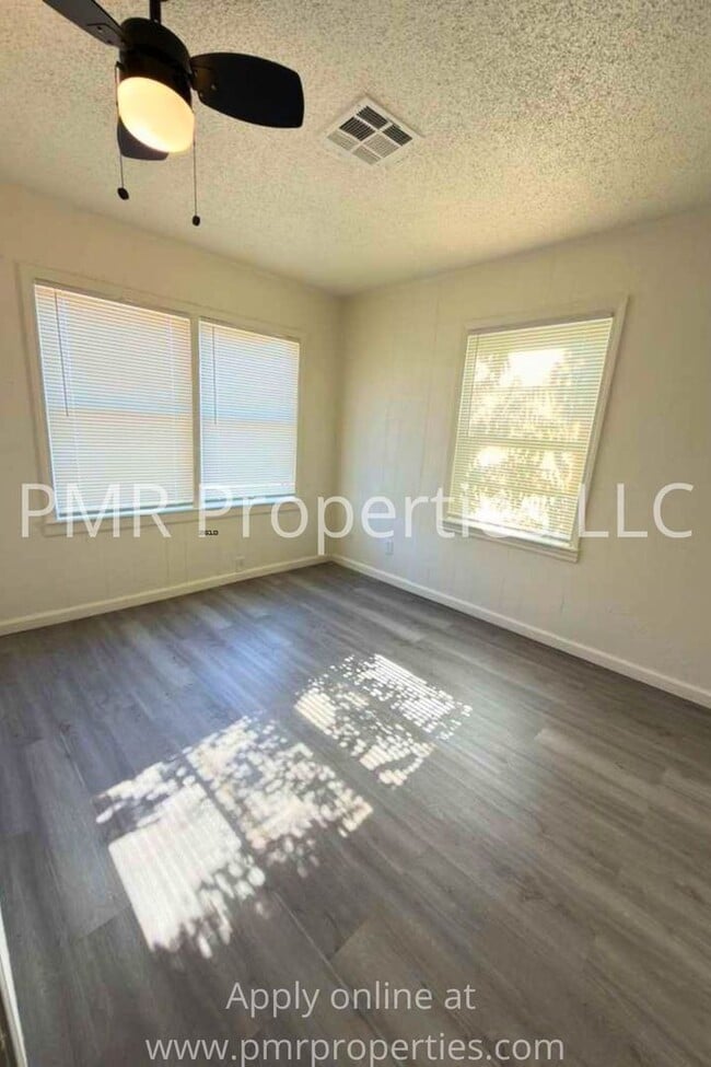 Building Photo - 2 Bedroom/ 1 Bathroom House