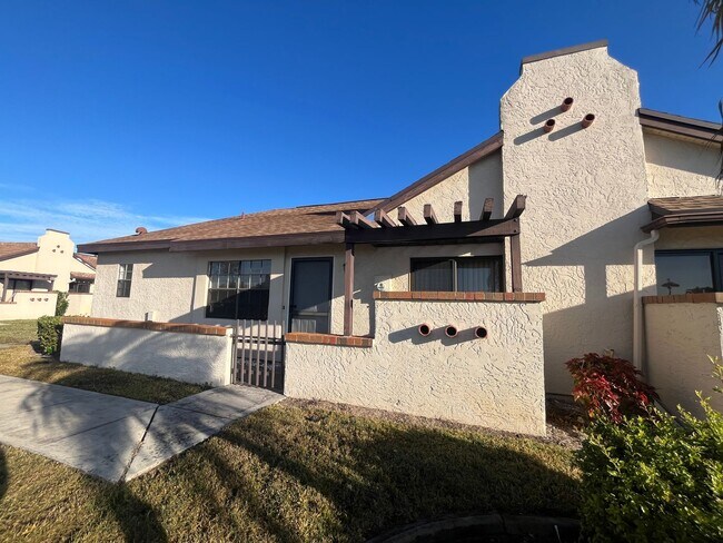 Foto del edificio - Available Now 2/2 in Port Charlotte