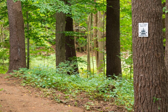 Senderos naturales para caminar - Parkwood Village Apartments