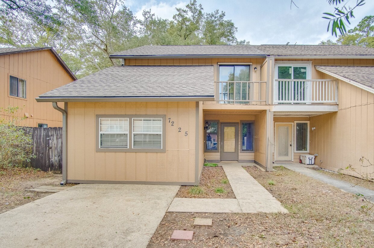 Primary Photo - Townhouse with 3 bedrooms and a private fe...