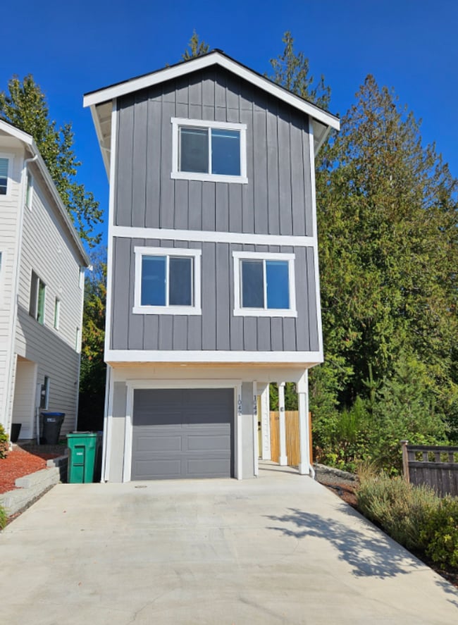Building Photo - 1044 NW Dragonstone St