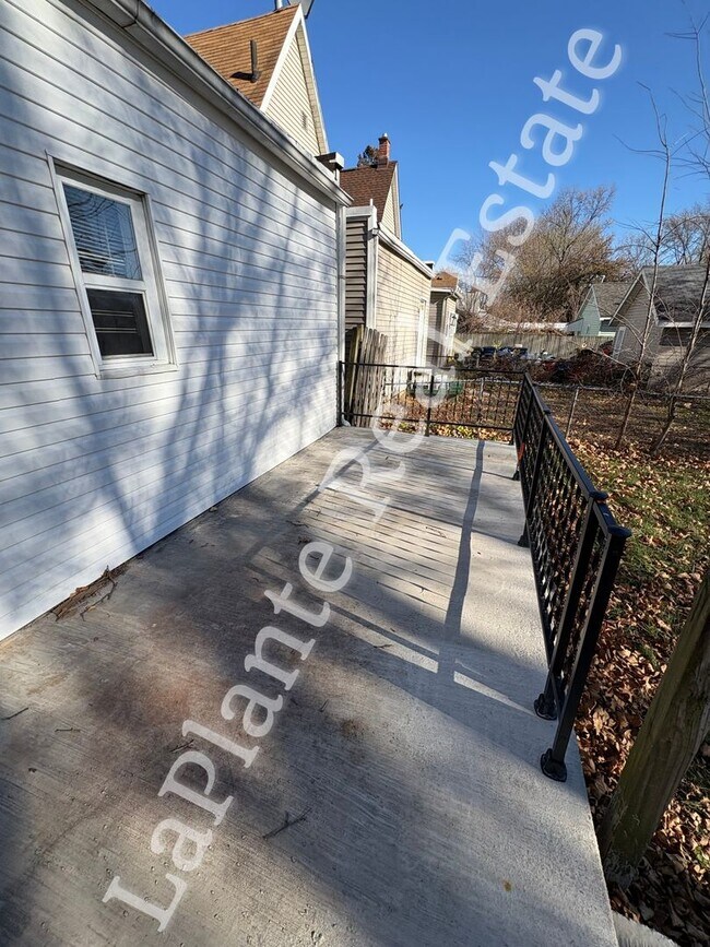 Foto del edificio - Spacious 4-Bed Home with Fresh Updates in ...