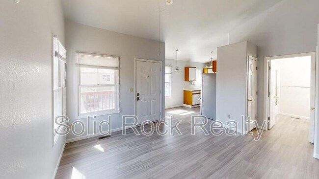 Foto del edificio - 6945 Yellowpine Dr
