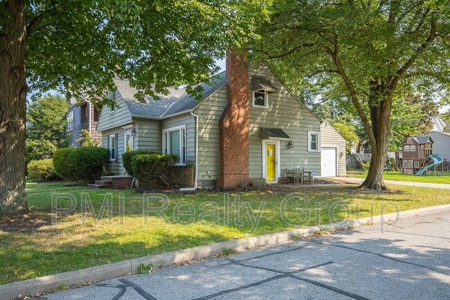 Building Photo - 1547 Sherbrook Rd