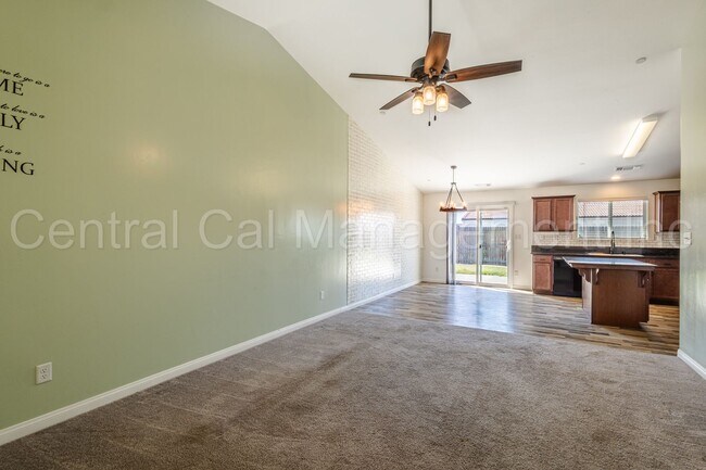 Foto del edificio - 3 Bedroom/2 Bath Home in Tyner Ranch - $22...