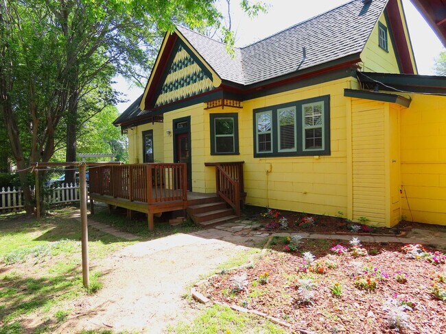 Building Photo - Vintage 2 Bedroom, 1 Bath House w/Office n...