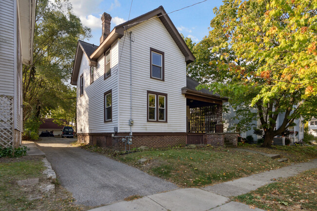 Building Photo - 1112 Bushnell St