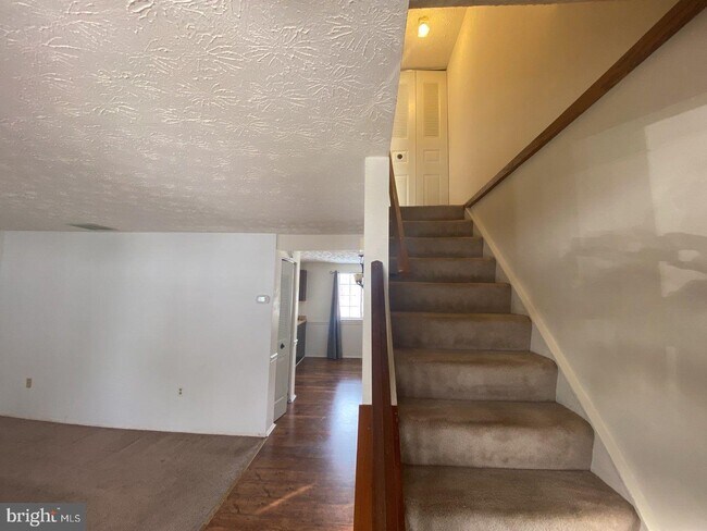 Building Photo - 10504 Saddlebrook Ct