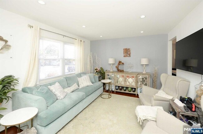 Foto del edificio - 38-41 Taylor Road Unit