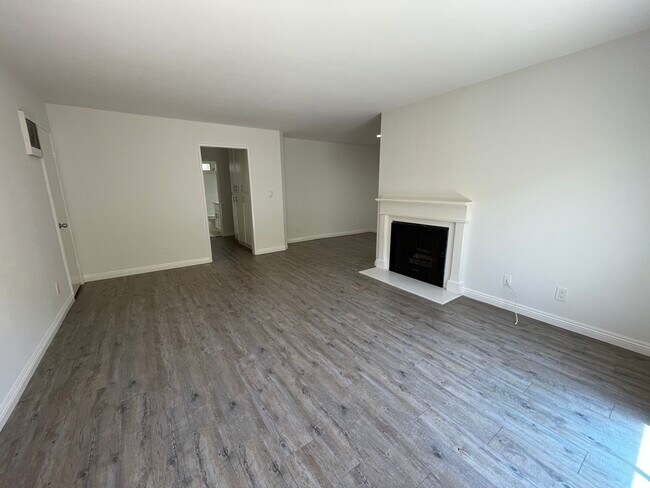 Building Photo - 3724 S Bentley Ave