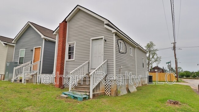 Building Photo - 1400 Maple St