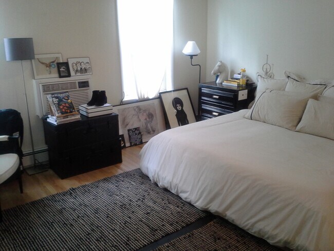 Sleeping area qn bed - 1535 Lombard St