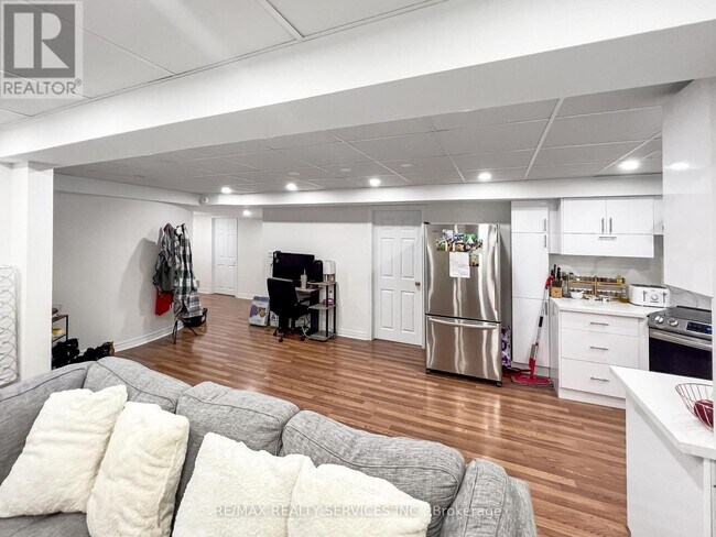 Building Photo - 3595 Colonial Dr