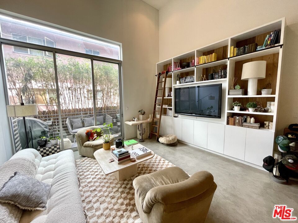 Foto principal - 1220 N Orange Grove Ave