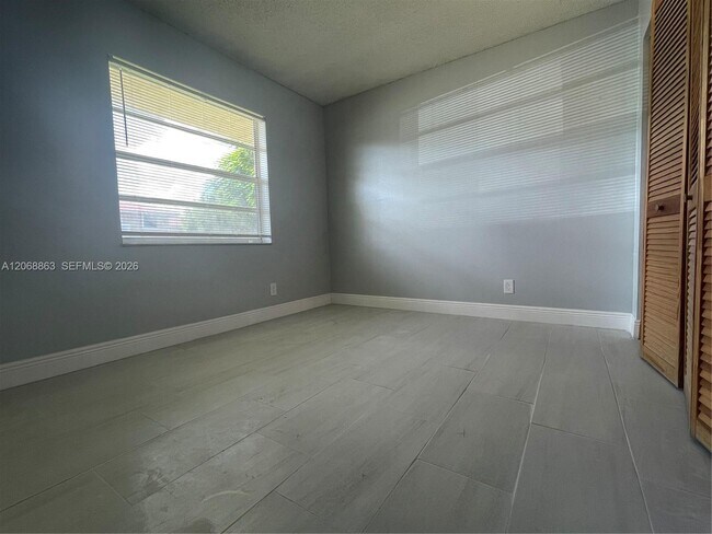 Foto del edificio - 10169 Twin Lakes Dr