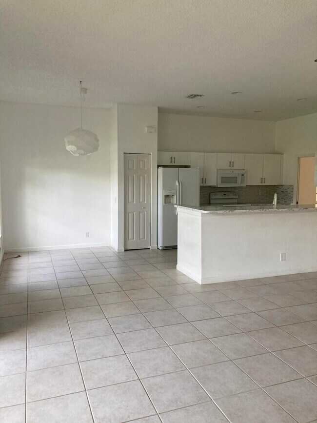 Building Photo - 4382 Fox Ridge Dr