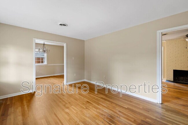 Building Photo - 1413 Robindale Rd