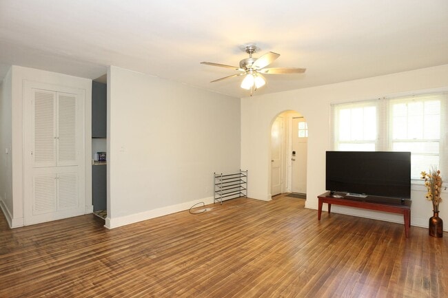 Building Photo - 3 Bedroom Home Near Purdue!