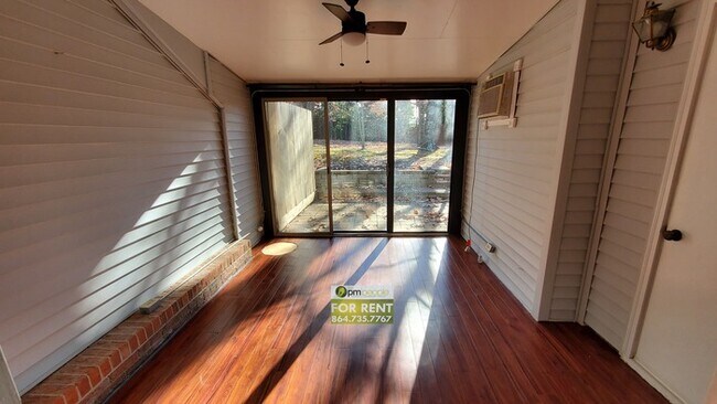 Foto del edificio - Townhome in Excellent Greenville Location!