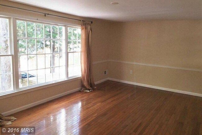 Foto del edificio - 8180 Fernlake Ct