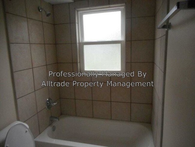 Foto del edificio - 1745 Sonne Ave