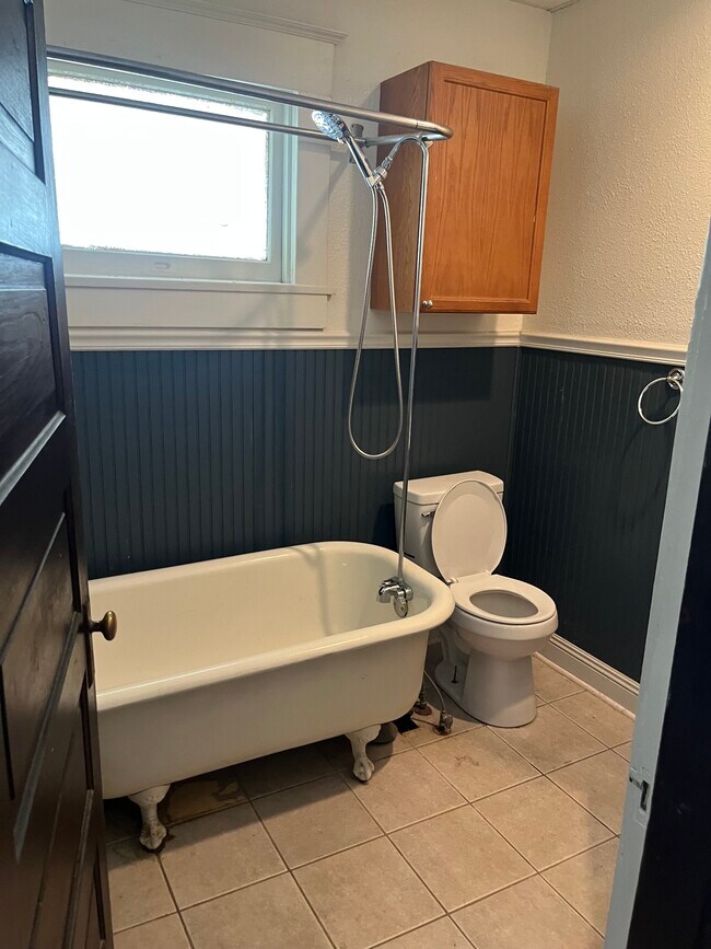 BAÑO - 5010 Bienville St