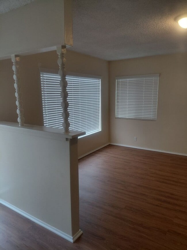 Building Photo - 452