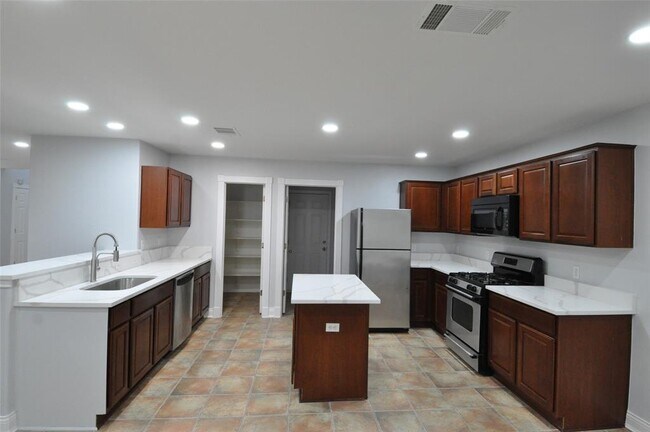 Building Photo - 907 Champions Point Dr