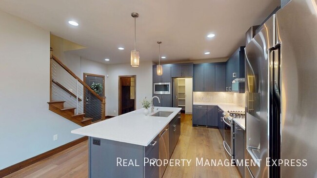 Foto del edificio - Beautiful 7 Bedroom 4 Bath Residence with Comfort Space and Style