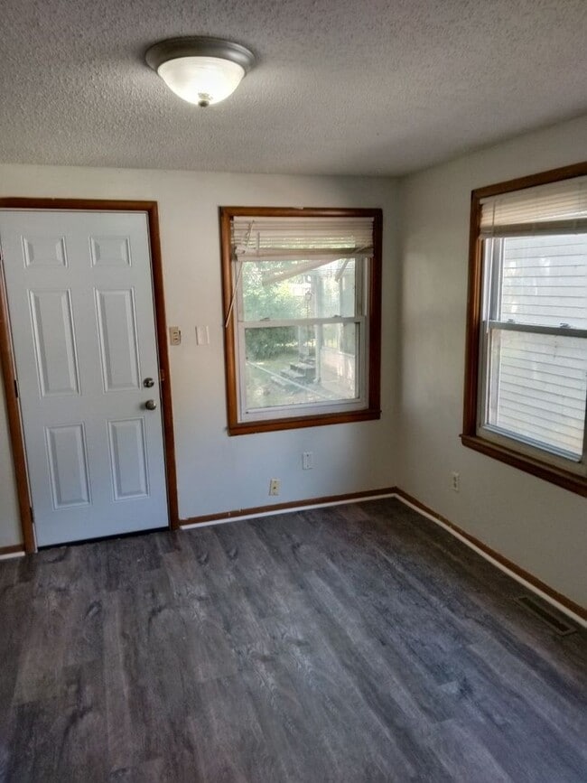 Building Photo - 2 Bed 1 Bath Bungalow home right by Arkans...