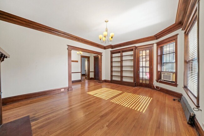 Living Room, empty - 5520 S Cornell Ave