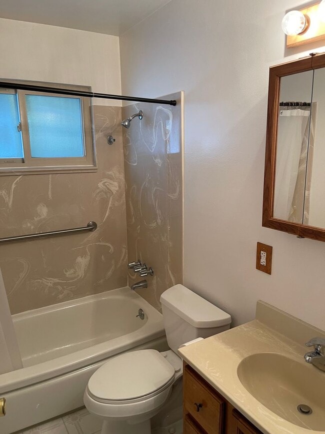 Building Photo - 3357 Treehaven Dr