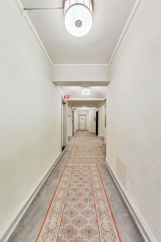 Building Photo - Elegant 2 Bedroom/ 2 Bath Unit in Westches...