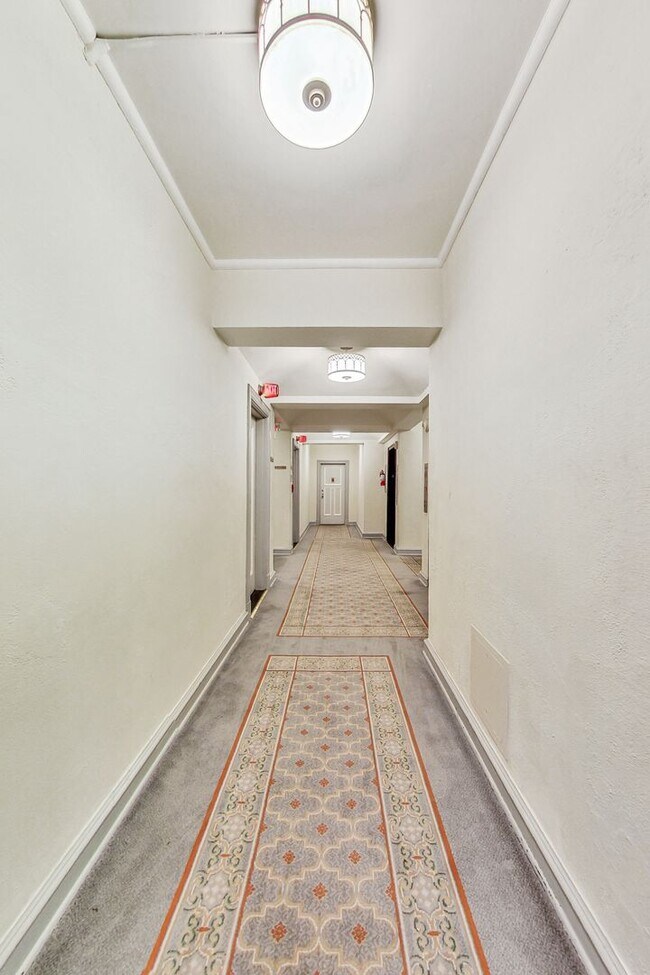 Foto del edificio - Elegant 2 Bedroom/ 2 Bath Unit in Westchester Cooperative!