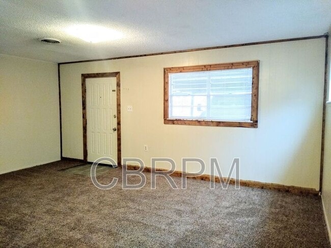 Building Photo - 1400 NE Mustang