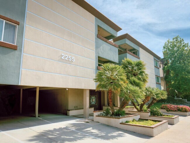 Building Photo - MO - 2255 Montrose Ave.