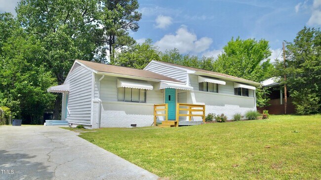 Foto del edificio - Three Bedroom Home