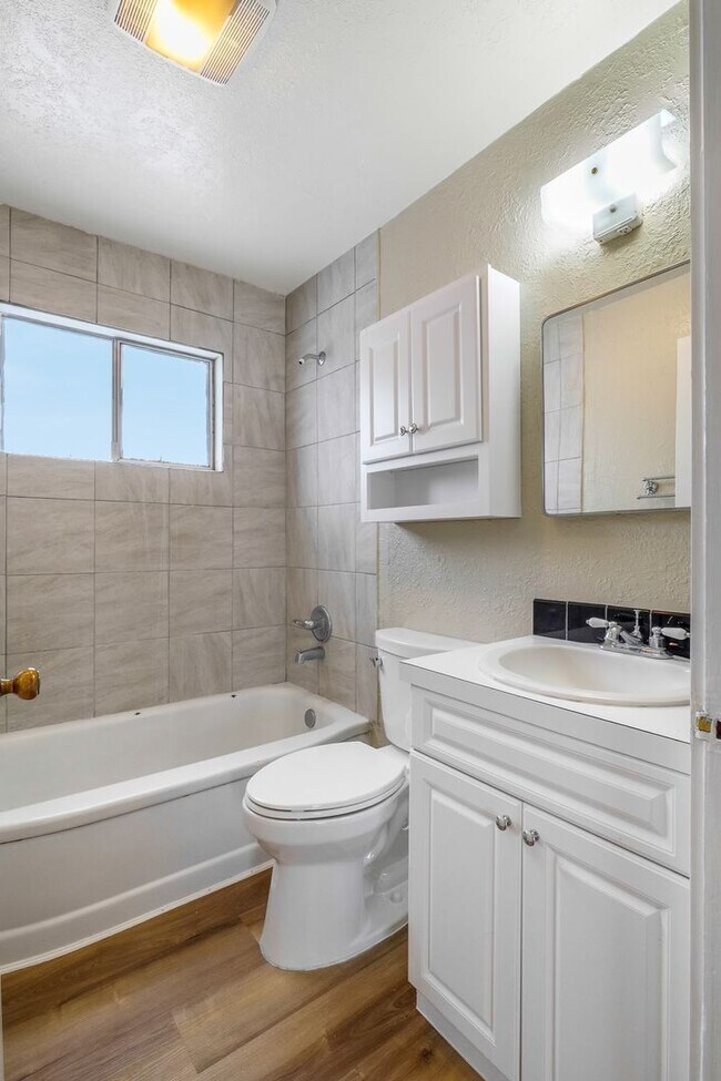 Building Photo - Gorgeous 3 Bedroom Available!