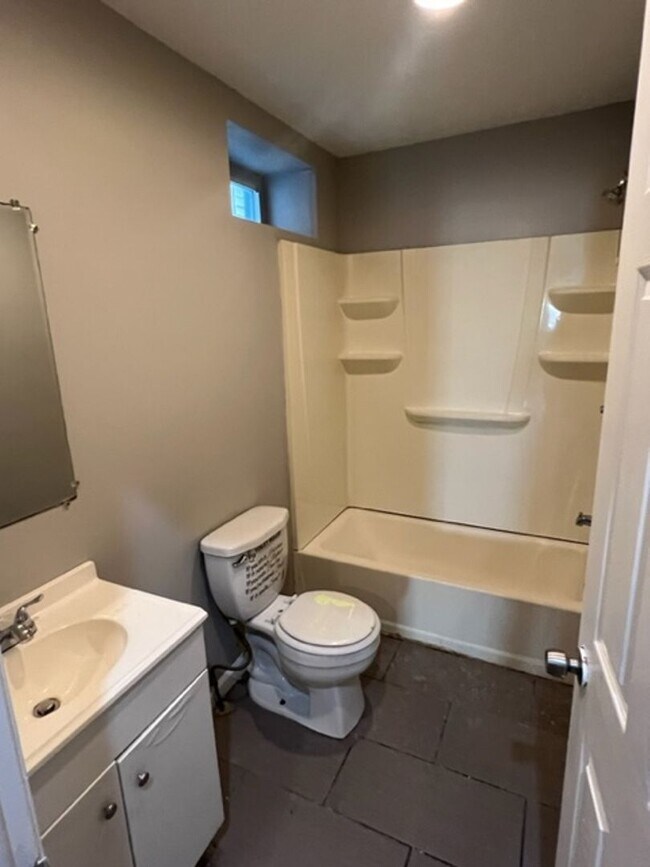 Foto del edificio - BEAUTIFUL BIG 4 BEDROOM 3 BATH READY TO MO...