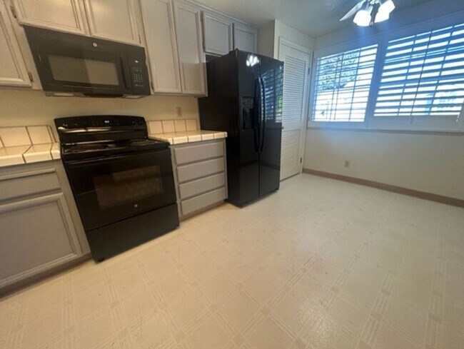 Photo - 2 bed, 2 & 1/2 bath townhome with garage i...