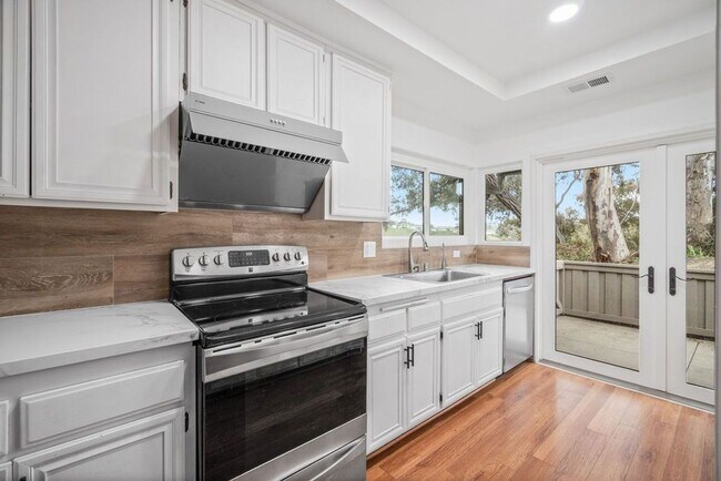 Foto del edificio - Coming Soon La Jolla UTC Renovated 3 bd /2 ba Townhome with Garage, Private Patio, + more!