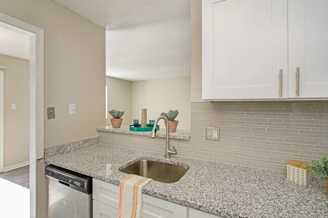 Foto del edificio - The Elliott at College Park Apartment Homes