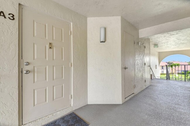 Building Photo - 811 Sky Pine Way