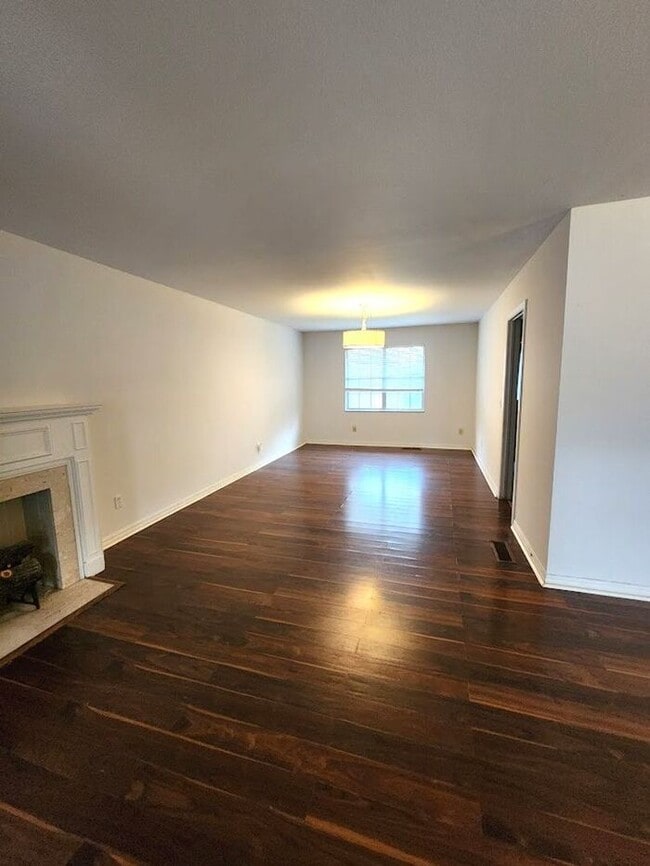 Building Photo - 2 Bed 2 Bath 2 Car Garage Duplex in NW OKC
