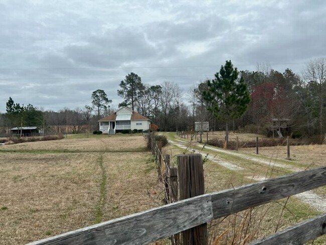 Building Photo - Country Living on 3 acres!