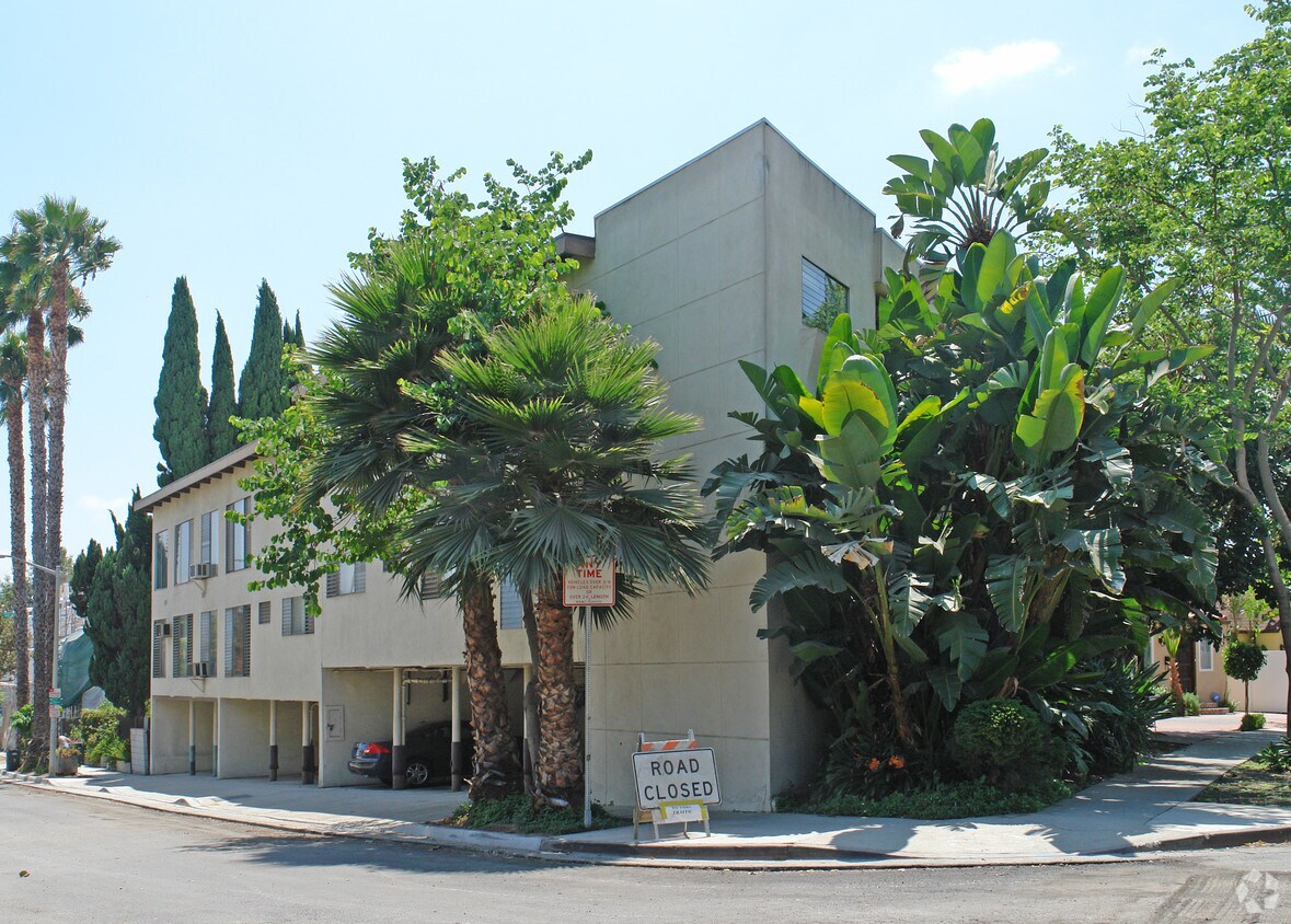 Foto principal - 8600 Rugby Dr